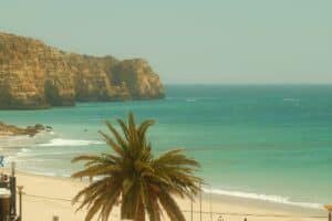 5 best beginner surf beaches in the Algarve