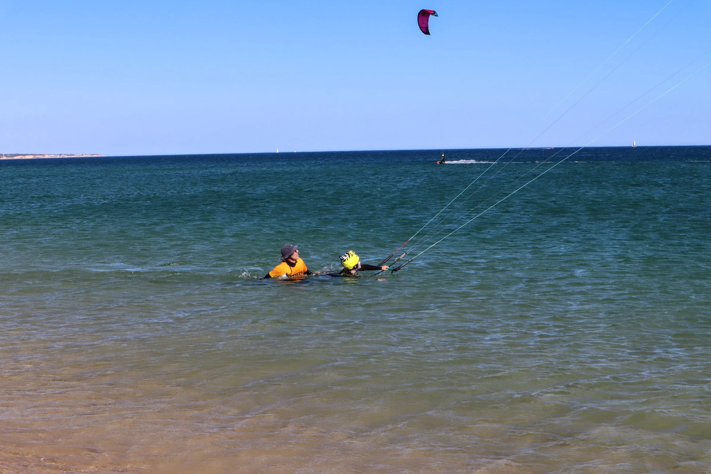 Happy kite lesson moment between instructor and student — Meia Praia Lagos Algarve