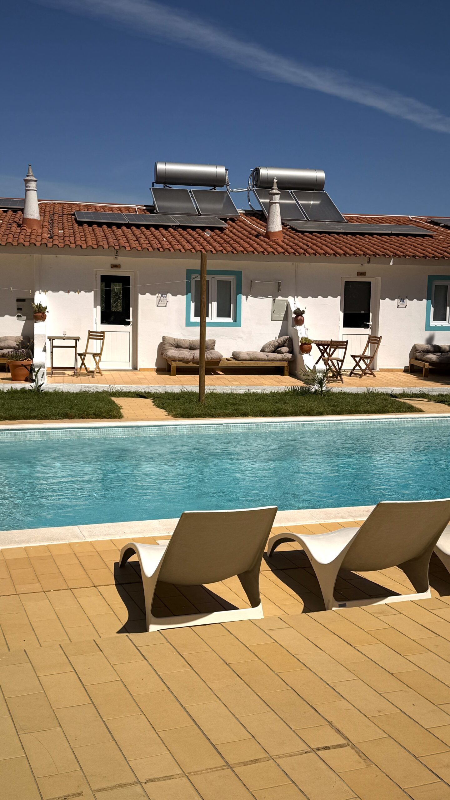 Pool and sun loungers at Algarve Watersport camp