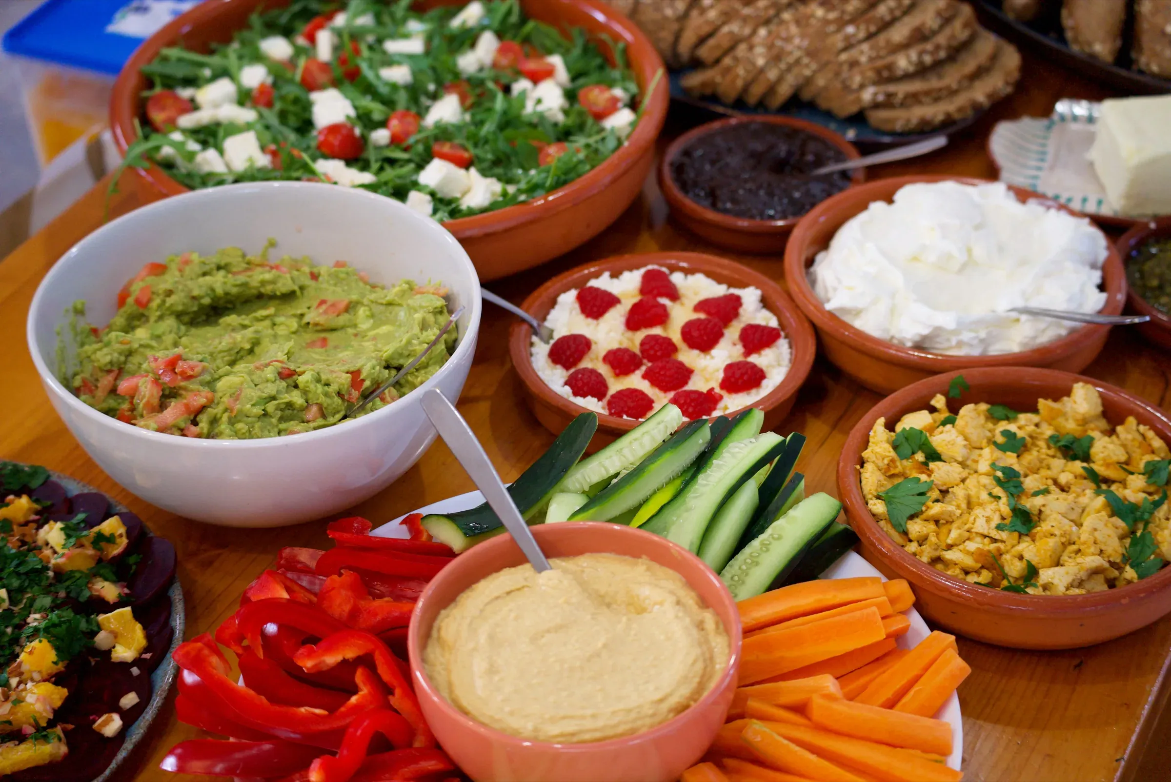 Frühstücksbuffet mit Guacamole, Hummus, Salat und frischem Gemüse bei Algarve Watersport